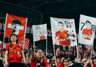 「球迷来稿：华体会体育官网 编辑粉丝投稿篇，聆听他们在球场看台上的笑泪瞬间」