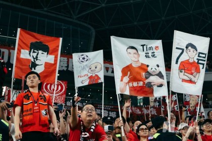 「球迷来稿：华体会体育官网 编辑粉丝投稿篇，聆听他们在球场看台上的笑泪瞬间」