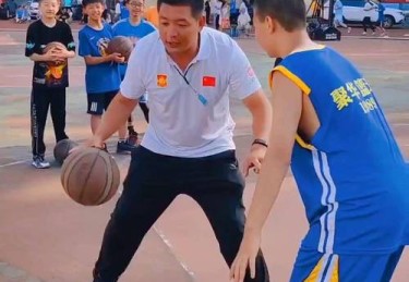 华体会体育官网专题报道：探讨篮球赛场上的激烈对抗、战术创新与教练领导力的完美结合