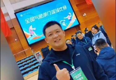 华体会体育官网专题报道：聚焦篮球联赛中教练战术调整、数据监控及视频回放在比赛中的实际运用