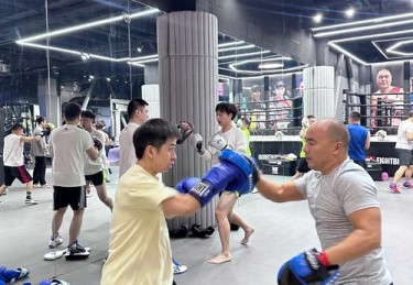 华体会体育官网专题报道：聚焦国际拳击比赛中选手力量对抗、技术策略与体能恢复的全方位解析