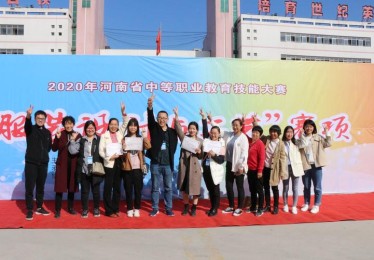 「年轻选手签订大合同：华体会体育 探讨球队对未来潜力的赌注与超长合约的风险收益」