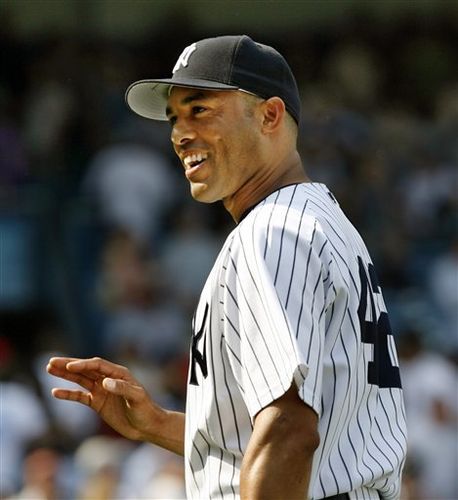 「为少数族裔选手发声:华体会体育 追溯 MLB 破除隔离的历史与马里安诺·里维拉等典范」